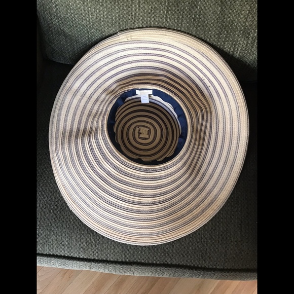 CHICO’s Glamorous Straw-Like Floppy Striped Vacation Sun Hat - Picture 7 of 10